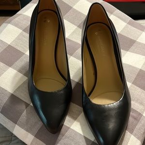 Naturalized black leather pumps